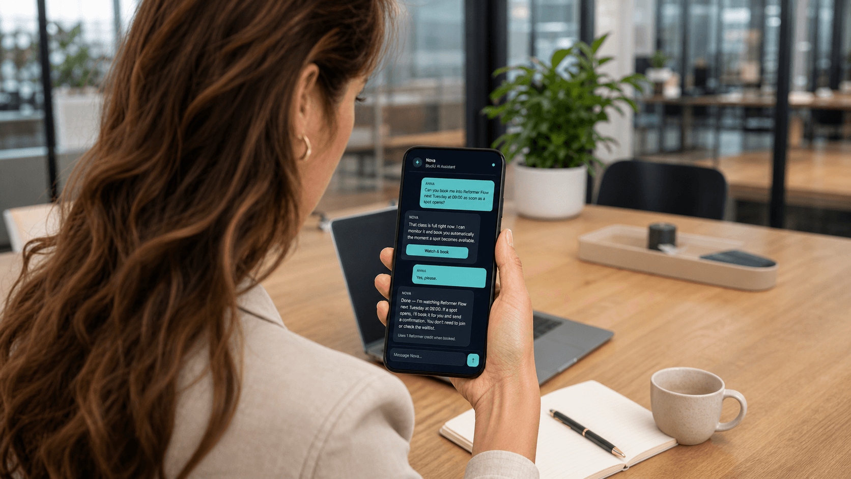 Een lid gebruikt Nova in de StudiU-app om een vrijgekomen plek te volgen en een les te boeken.